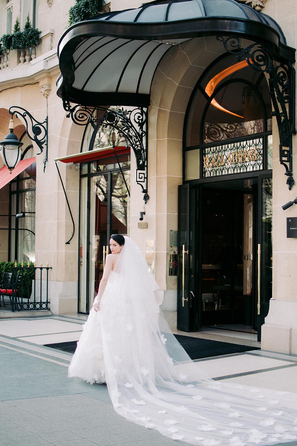 une marié esr devant le plaza athénée